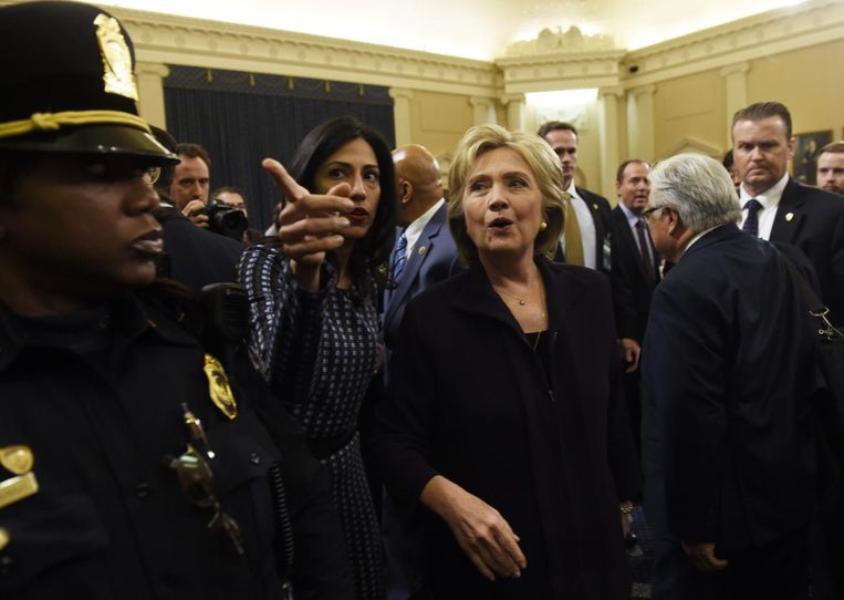 Clinton krijgt aanwijzingen van Abedin vorig jaar toen de oud-minister moest verschijnen in het Congres voor de Benghazi-commissie. Abedin wordt al jaren bekritiseerd door de Republikeinen, onder andere vanwege haar rol in het e-mailschandaal van Clinton. Beeld AFP