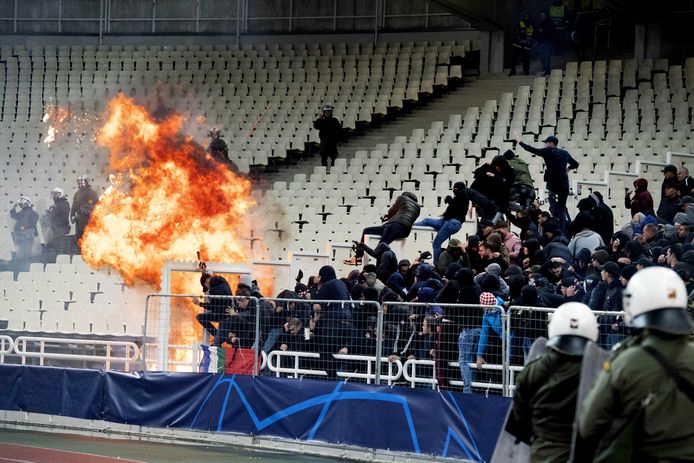 Er werd een molotovcocktail naar de Ajax-fans gegooid.