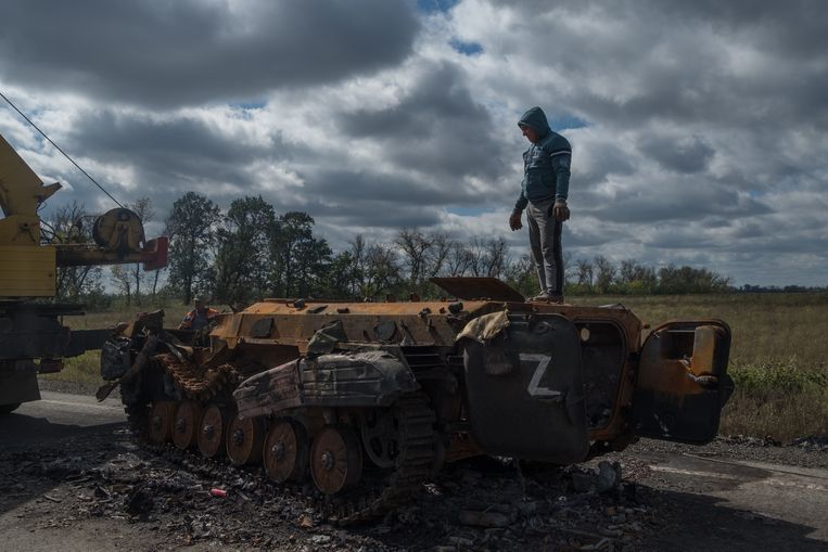 Een vernielde Russische tank wordt weggetakeld op de weg tussen Charkiv en Balaklia.  Beeld Vincent Haiges