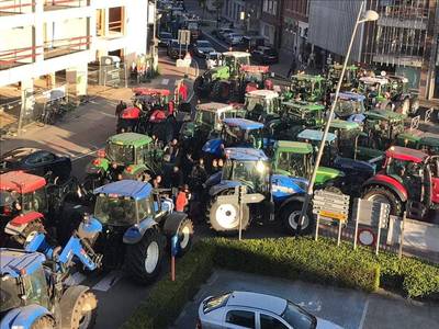Boeren versperren centrum van Merksplas met tractoren uit protest tegen stikstofakkoord