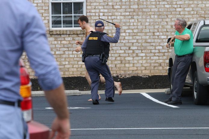 Matthew Bernard liep naakt door de straten van het Amerikaanse Keeling. Agenten spoten traangas en zetten de wapenstok in om hem te arresteren. Net ervoor probeerde hij een hovenier te wurgen (zie foto onder).