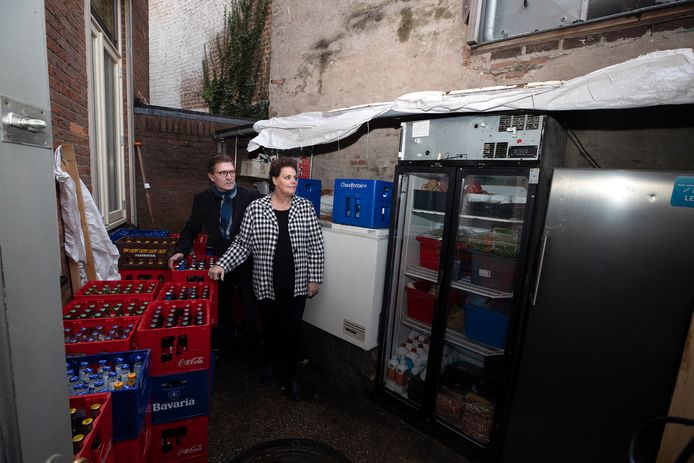 Margreet Deen en Ben van de Brink bij de koelinstallatie.  buiten bij hun restaurant in Doesburg.