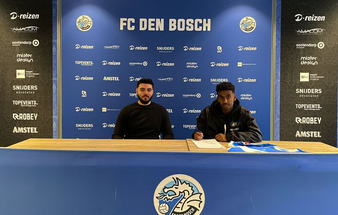 Gedion Zelalem (rechts) tekent bij FC Den Bosch. Links technisch manager Yousuf Sajjad.
