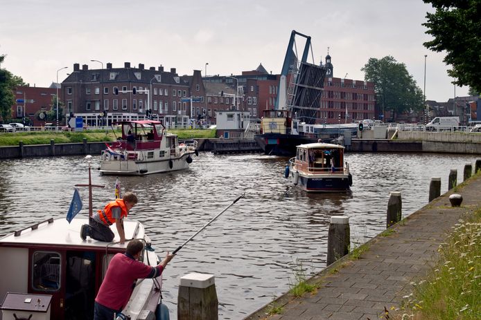 Jarenlang deelden beroeps- en pleziervaart de Bossche Sluis 0. De sluis blijkt vorig jaar voor het laatst te hebben geschut.