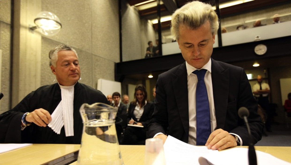 Advocaat Bram Moszkowicz (l) en Geert Wilders in de rechtbank in Amsterdam. Beeld epa