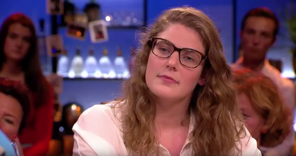 Ela Hutten werd misbruikt door haar zwemcoach en vertelde haar verhaal bij Pauw. Beeld YouTube