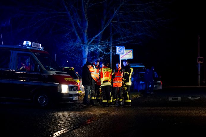 Le squadre di ricerca e soccorso cercano il ragazzo scomparso a Oberlenbach Alheim, in Germania.