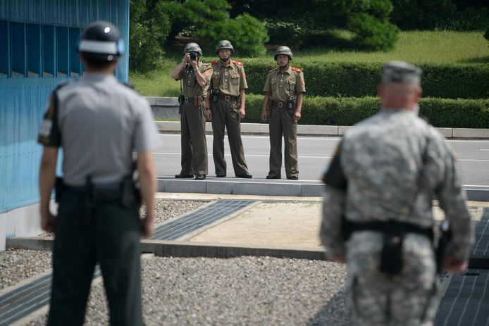 Noord- en Zuid-Koreaanse agenten aan de wapenstilstandslijn die de twee landen scheidt.
