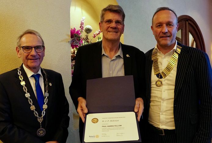 Henk Hekman (midden) met de oorkonde die hij door voorzitter Robbert Nijhuis (rechts) en gouverneur Wim Gerards (links) kreeg uitgereikt vanwege zijn grote verdiensten voor de Rotary in Oldenzaal.