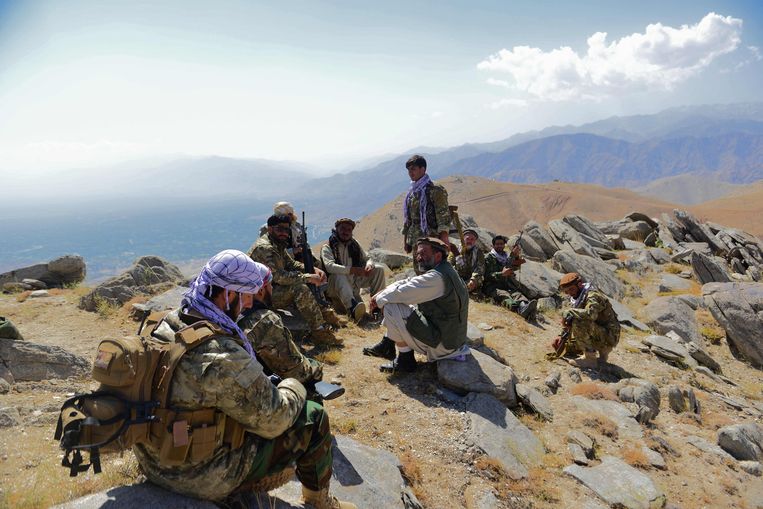 Verzetsstrijders vorige week op een berg in de Panjshirvallei. Beeld AFP