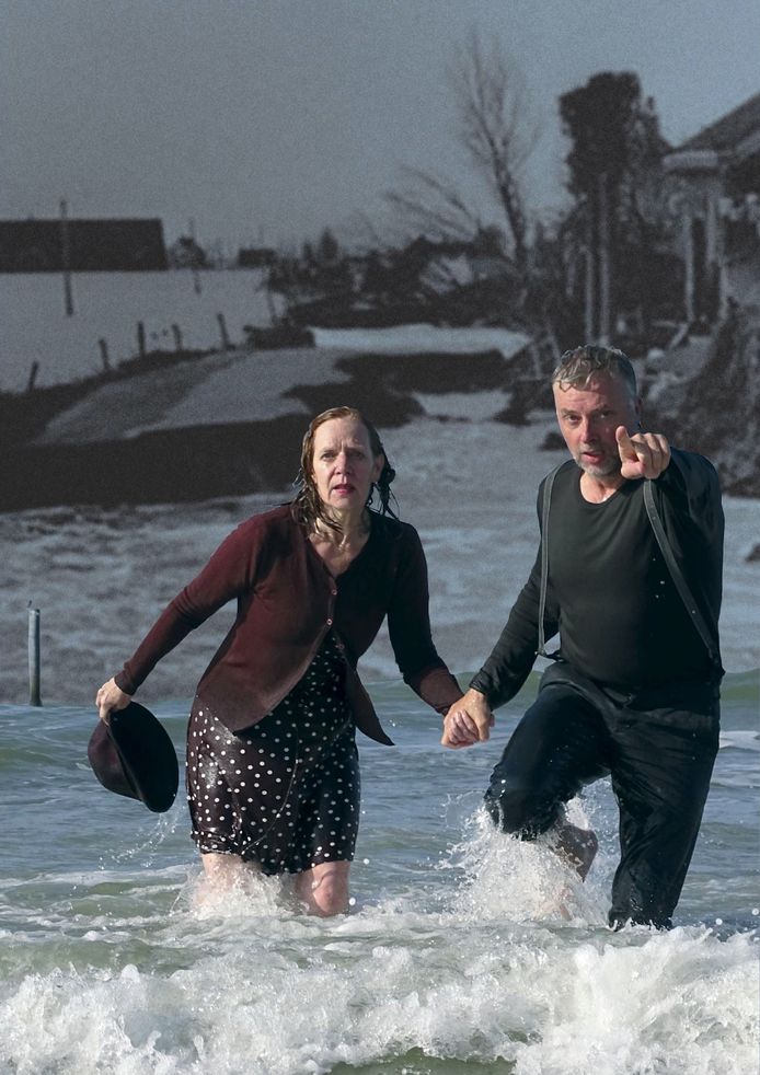 Annemarike Ruitenbeek en Oscar Postema van Theaterloods-B brengen de voorstelling 'Het water is over de dijk'.