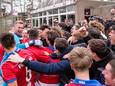 VVGZ viert de beslissende 4-2 van Jaap Swank met hun uitgelaten supporters.
