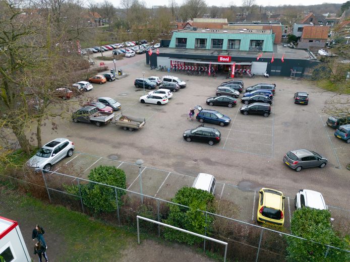 Vastgoed038 kocht de twaalf parkeerplaatsen aan de zuidzijde van het parkeerterrein, maar mag ze niet exclusief voor zijn huurders houden.