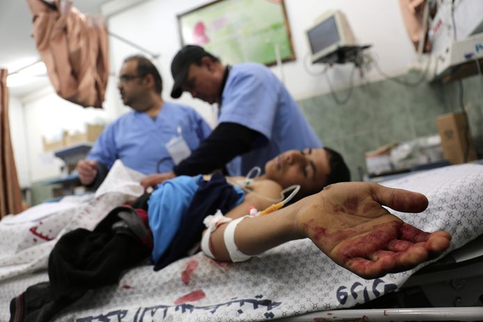 Een gewonde Palestijn wordt in een ziekenhuis in Rafah behandeld na een Israëlische luchtaanval op de enclave.