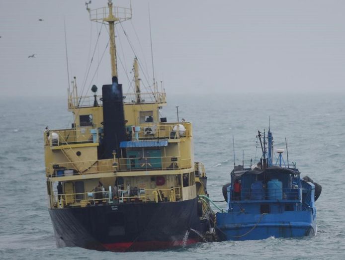 Een foto vrijgegeven door het Japanse ministerie van defensie van een Noord-Koreaans schip dat goederen overneemt van een ander schip.