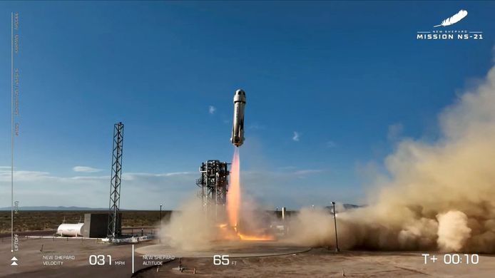 Beelden van de lancering van de vijfde ruimtevlucht van Blue Origin, het ruimtevaartbedrijf van Amazon-oprichter Jeff Bezos.