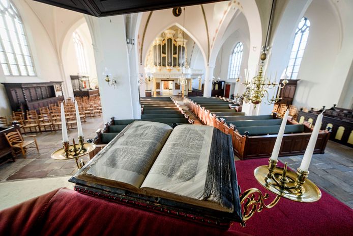 De opengeslagen oude bijbel op de kansel in de Oude Blasiuskerk in Delden.
