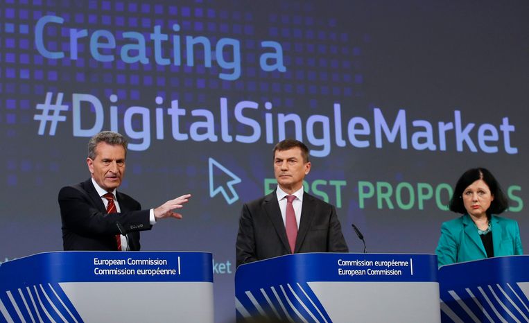 Eurocommissarissen Günther Oettinger, Andrus Ansip en Vera Jourova. Beeld EPA