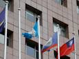 Un mât vide où flottait le drapeau hondurien à côté de drapeaux d'autres pays dans le quartier diplomatique qui abrite les ambassades à Taipei, ce 26 mars.