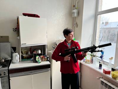 Oekraïense (52) koopt jachtgeweer tegen mogelijke Russische invasie: “Als er moet geschoten worden, schiet ik”