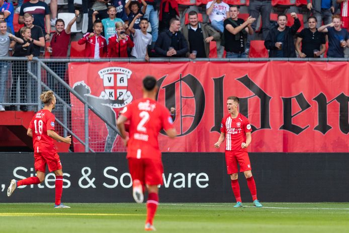 Daan Rots juicht als hij FC Twente op een 1-0 voorsprong heeft gezet tegen Bologna.
