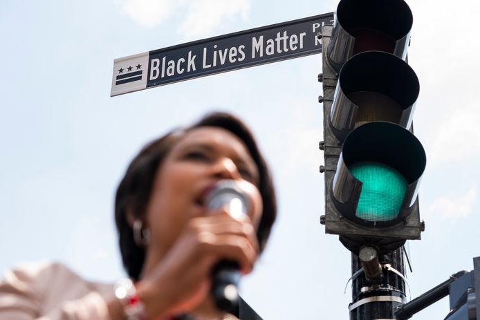 Muriel Bowser, burgemeester van DC op de nieuwe 'Black Lives Matter Plaza'.