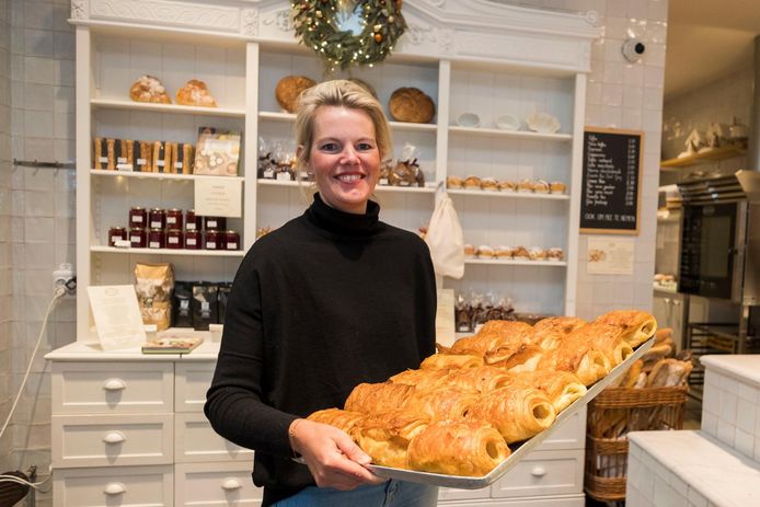 Vanessa Roggeman met een plateau vol kraakverse worstenbroden.