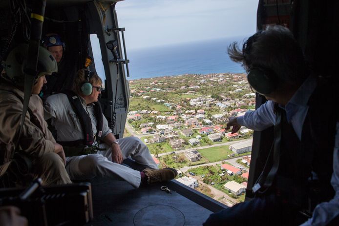 Vorig jaar gingen koning Willem-Alexander en minister Ronald Plasterk op bezoek in Sint-Eustatius nadat orkaan Irma er schade had aangericht.