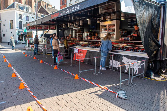 Coronamaatregelen op de markt bij De Hof in Amersfoort.