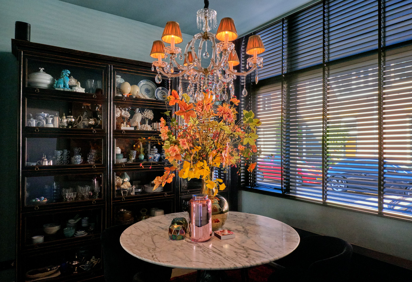 In het interieur is klassiek en modern gecombineerd. Het bloemstuk is gemaakt met zijdebloemen en door Remco zelf in elkaar gezet.