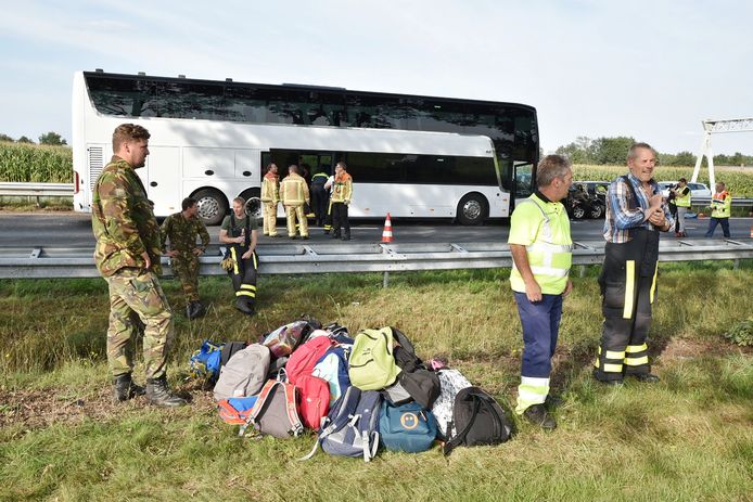 Na het ongeluk zijn de kindertassen uit de bus gehaald.