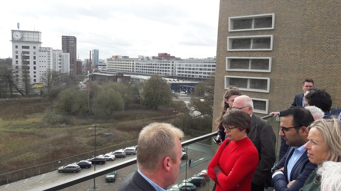 Minister Kajsa Ollongren en wethouder Yasin Torunoglu kregen op het dak van gebouw TQ op Strijp-T in Eindhoven een uiteenzetting over de bouwplannen in de stad.