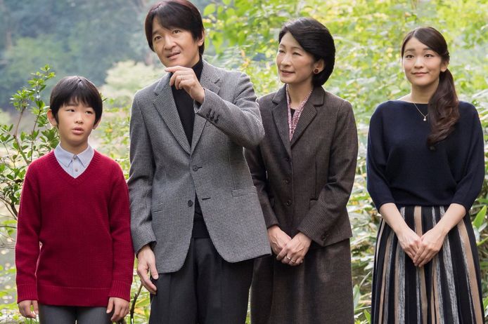 Akishino, de broer van Naruhito, is vanaf woensdag kroonprins. Diens zoontje Hisahito (12) is daarna de eerstvolgende in de lijn van troonopvolging. Hisahito’s oudere zussen Mako (rechts) en Kako (niet op de foto) komen niet in aanmerking voor de troon.