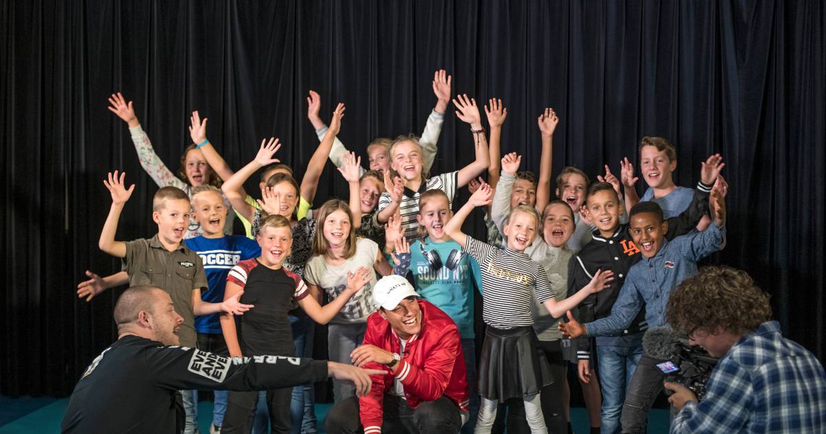 Youtuber Noah neemt clip op met leerlingen van De Regenboog in Hoedekenskerke