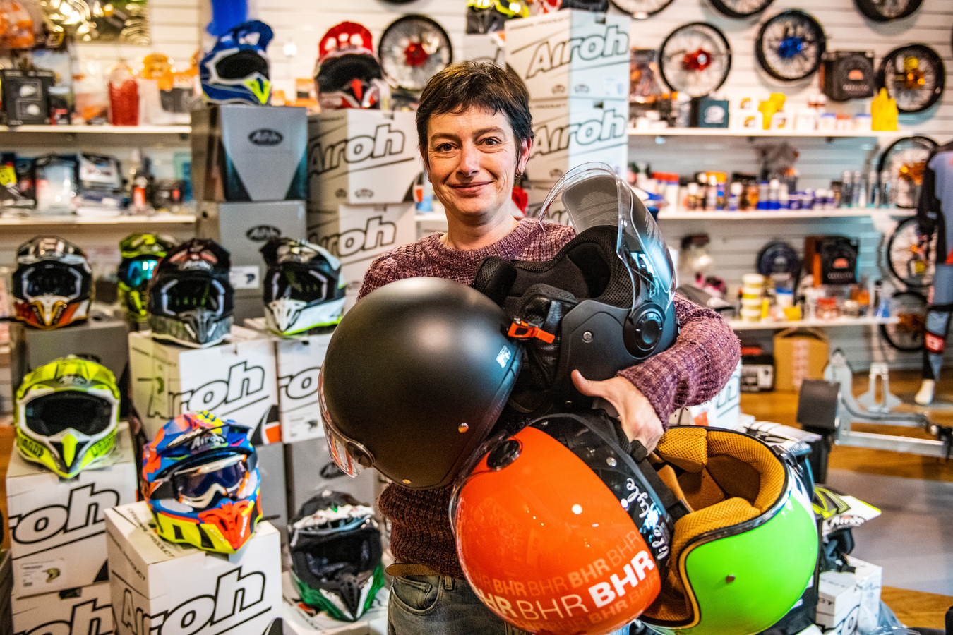 Femke van der Most zag een gat in de markt toen bekend werd gemaakt dan snorfietsers een helm moeten gaan dragen. Ze begon een website genaamd snorfiets-helmen.nl.
