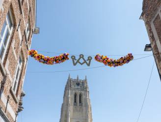 IN BEELD. Vlaggen, bloemen, tekeningen en beelden sieren Tongerse straten: Stad maakt zich klaar voor Kroningsfeesten