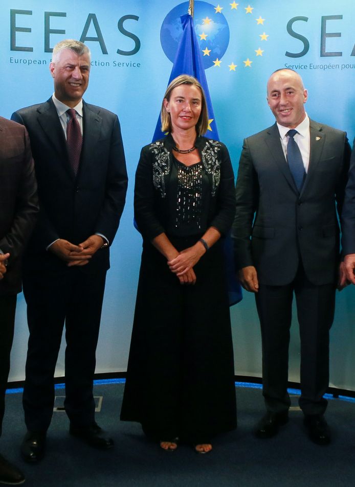 De Kosovaarse president Hashim Thaci (l) en premier Ramush Haradinaj (r) werden vandaag in Brussel verwelkomd door Federica Mogherini, de Hoge vertegenwoordiger voor het buitenlands en defensiebeleid van de EU.