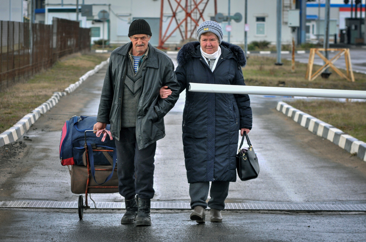 Oekraïense vluchtelingen uit Marioepol passeren in maart de grens met Rusland bij de overgang Veselo-Voznesenka. Beeld Arkady Budnitsky / EPA