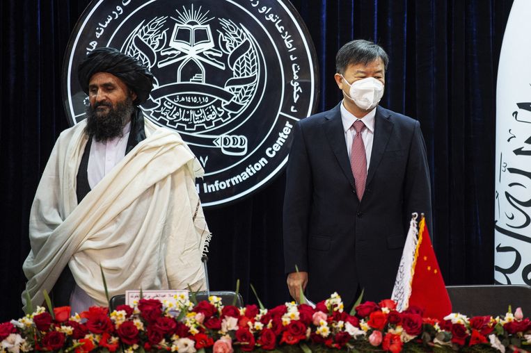 De Afghaanse vicepremier Abdul Ghani Baradar en de Chinese ambassadeur in Afghanistan, Wang Yu, op een persconferentie over het oliecontract. Beeld ANP / AFP