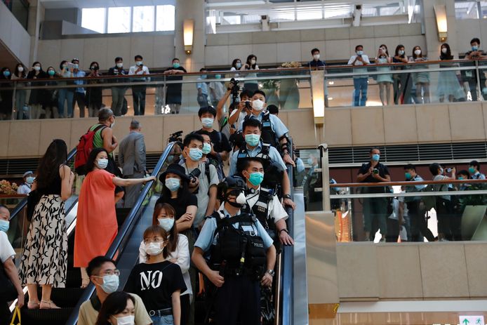 De politie was in groten getale aanwezig bij een protest in een winkelcentrum in Hongkong vandaag.