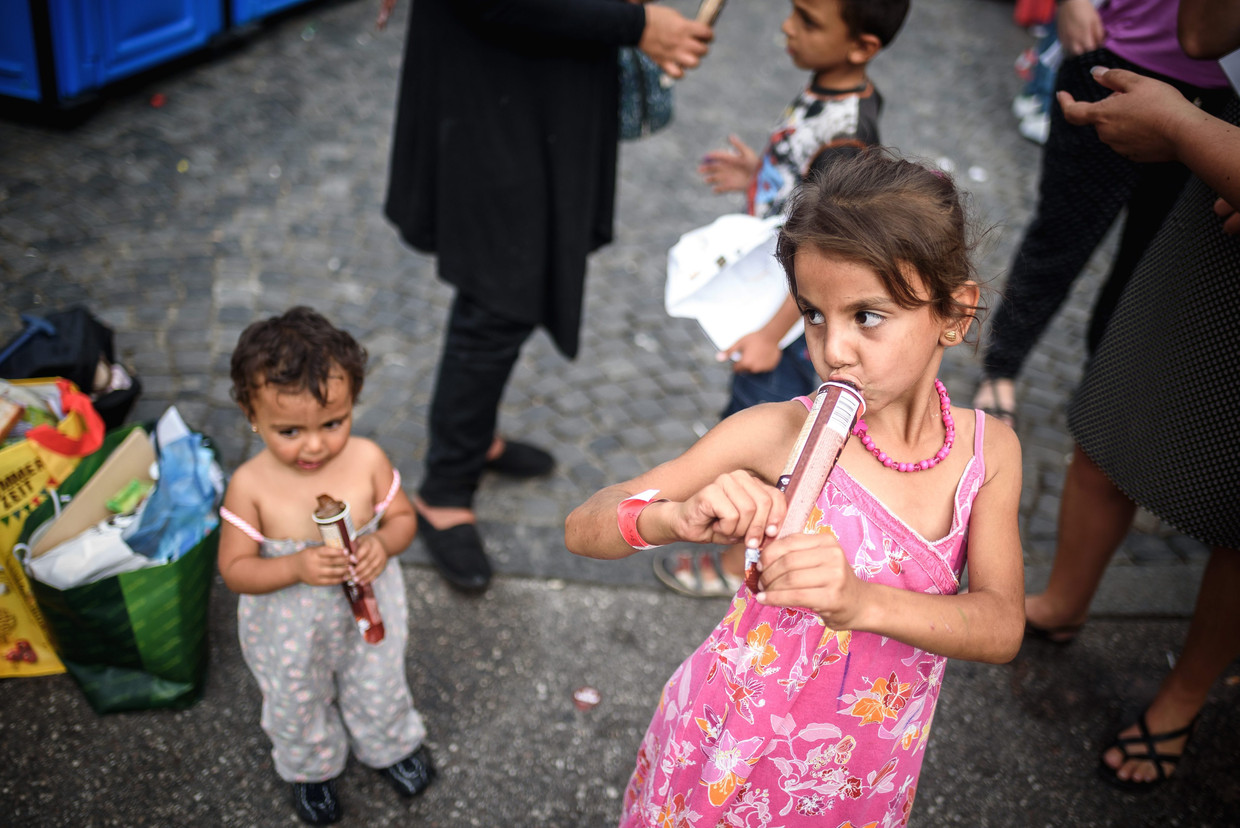 Syrische kinderen eten ijsjes op het treinstation in München. Beeld epa