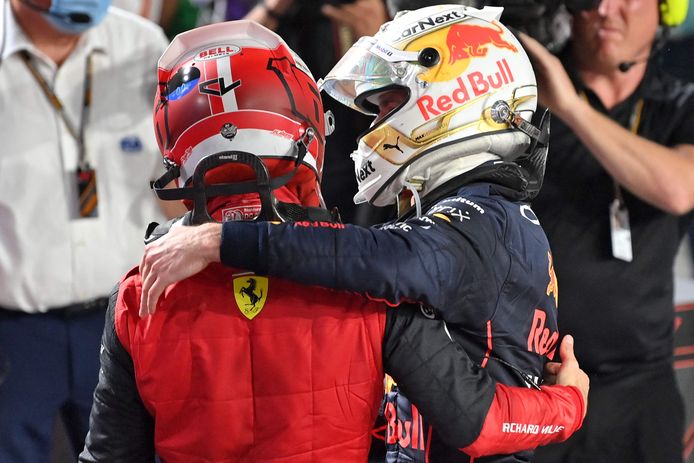 Charles Leclerc (l) en Max Verstappen (r) groeten elkaar.