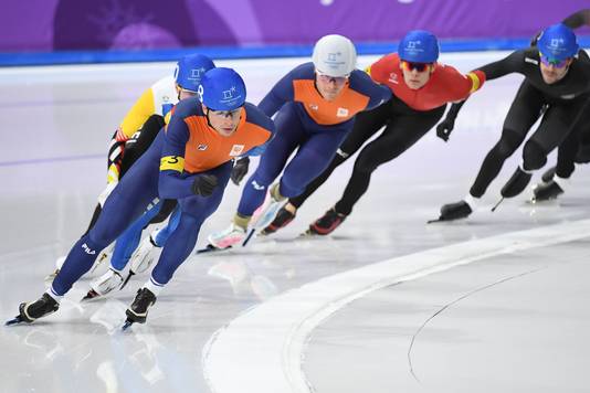 Sven Kramer reed iedereen aan gort, waarna Koen Verweij het brons pakte.