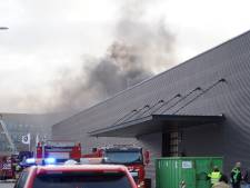 Dikke zwarte rookwolken boven Lochem door brand 