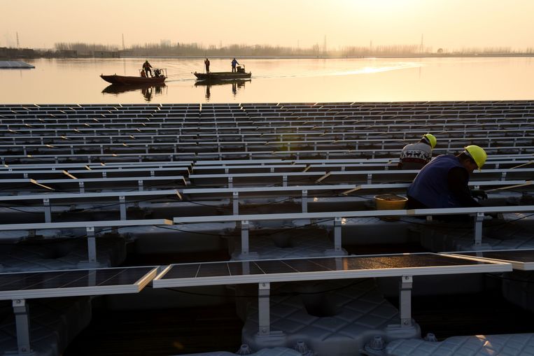 In Huainan in China liggen al zonnepanelen op het water van een meer. Het is het grootste zonnepark ter wereld op het water. Beeld ANP