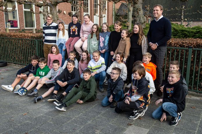 Wethouder Thierry de Heer (rechts) met leerlingen uit groep 7/8 van basisschool Ste.  Marie die hij een gastles over duurzaamheid heeft gegeven.