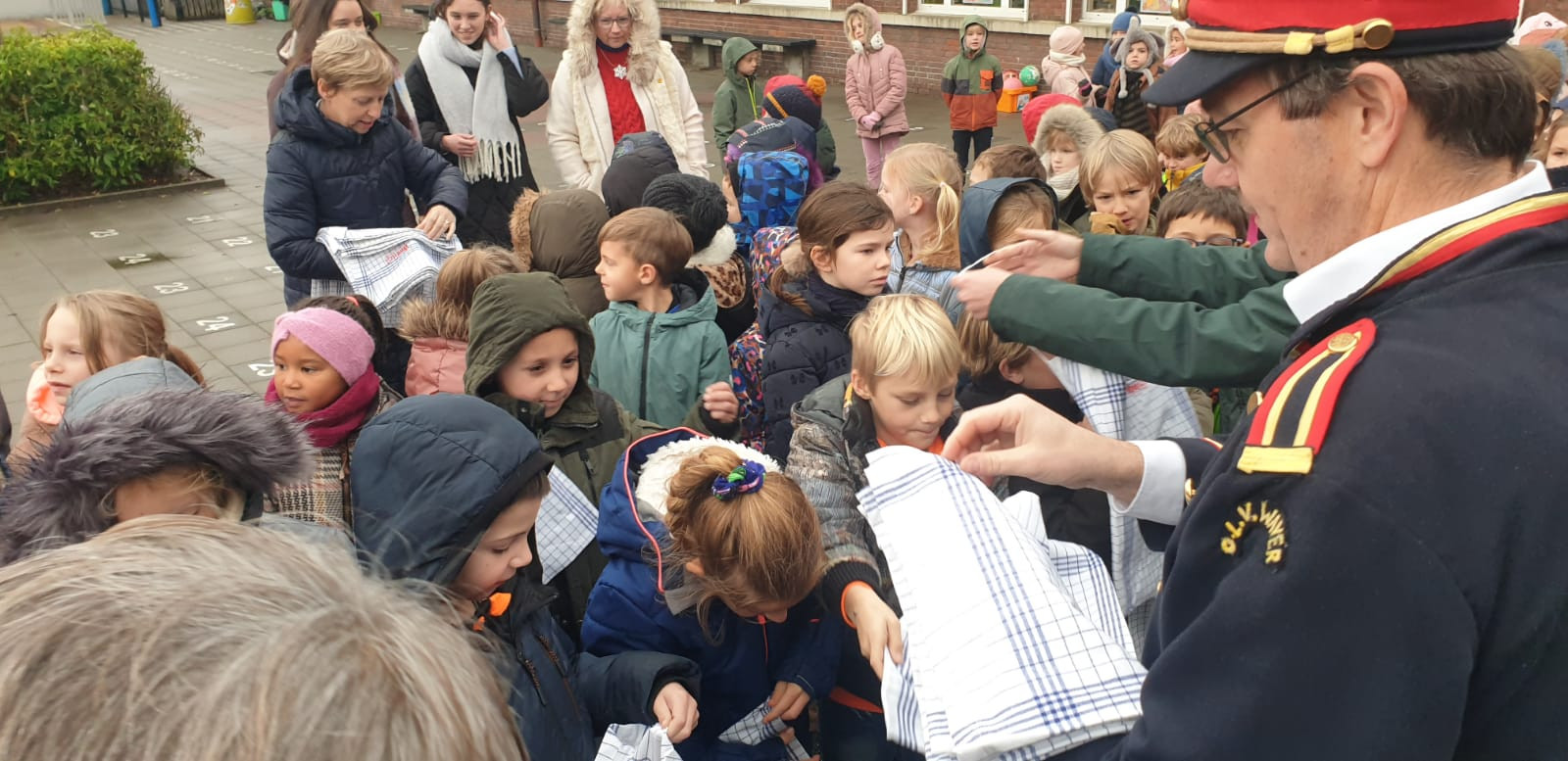 Waverfeest deelt nieuwjaarszakken uit aan scholen “Want aantal zangers