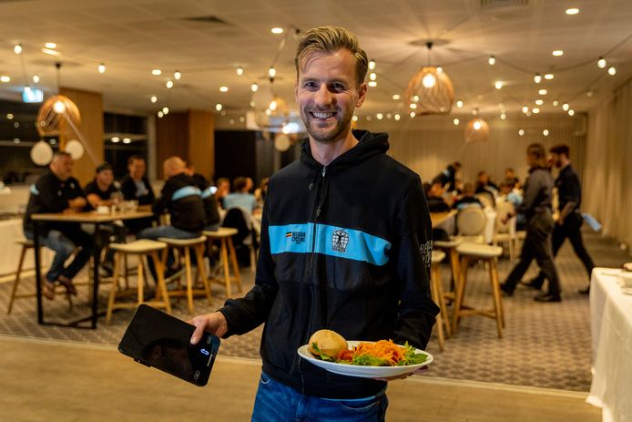 Martijn Redegeld is als voedingsdeskundige van Jumbo-Visma actief bij de nationale wielerploeg.