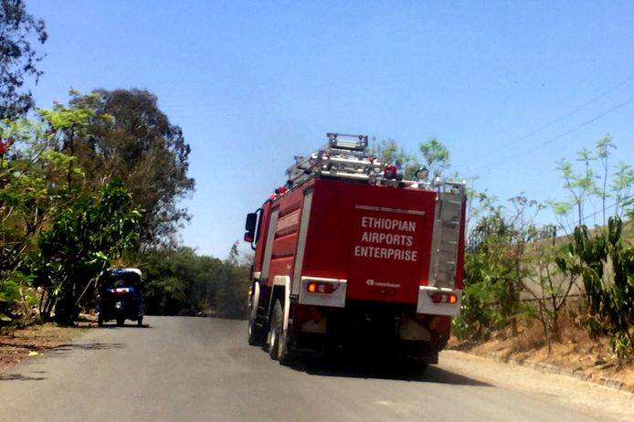 Een brandweerwagen van de Ethiopian Airports Enterprise rijdt richting de plaats van de crash, nabij Bishoftu.