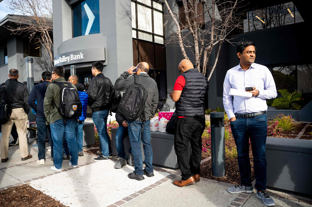 Klanten in de rij bij de Silicon Valley Bank (SVB), de Amerikaanse ‘techbank’ die is omgevallen. Beeld AFP
